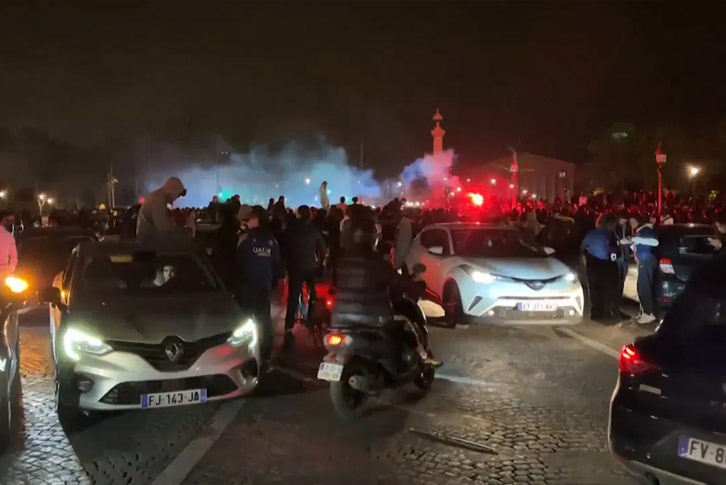 Khói lửa bốc lên tại khu vực trung tâm Paris