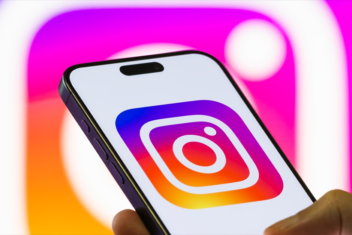 Làn sóng khóa tài khoản Instagram gây tranh cãi: AI kiểm duyệt đang đi quá xa? Biểu tượng Instagram trên màn hình điện thoại trong bối cảnh tranh cãi về AI kiểm duyệt