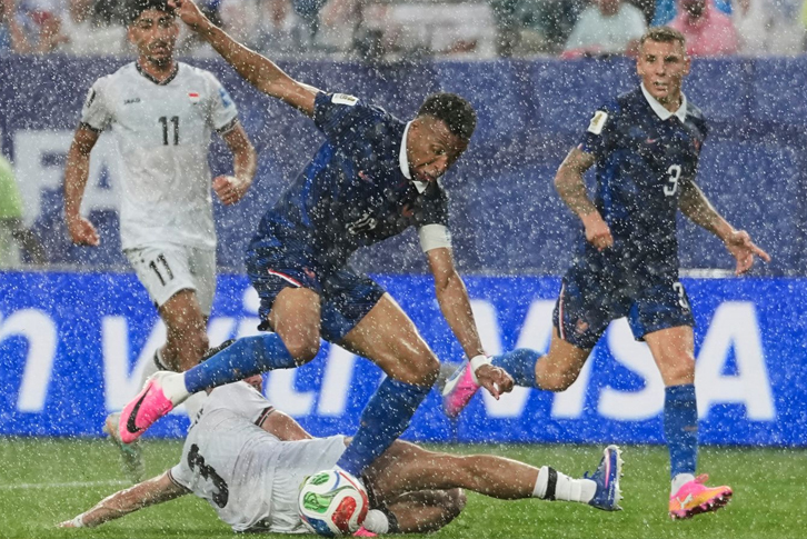 Giông bão khiến trận đấu bị gián đoạn: Kylian Mbappé toả sáng, Iraq gục ngã
