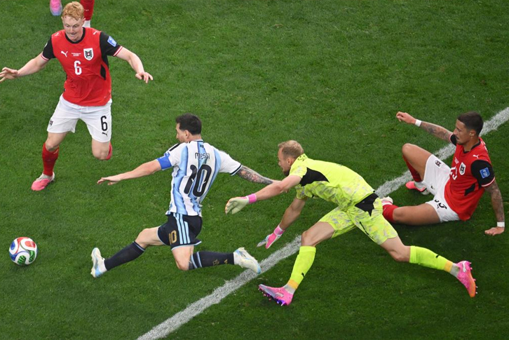 Messi đá hỏng phạt đền nhưng vẫn là người hùng