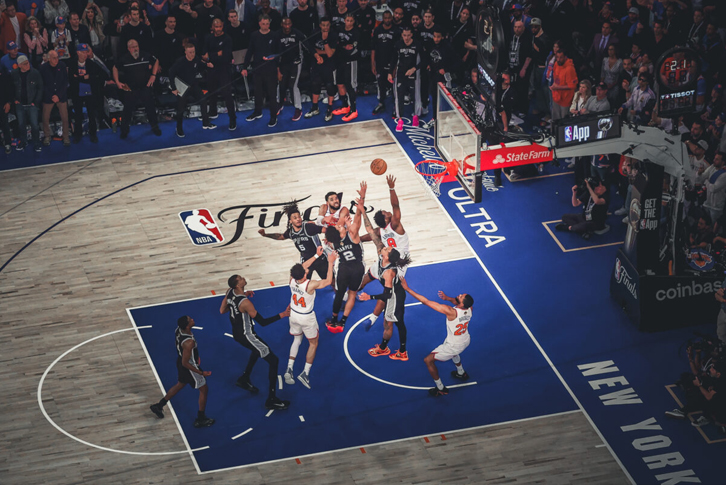 Knicks ngược dòng không tưởng trước Spurs ở Game 4, tiến sát chức vô địch NBA 2026 sau 53 năm chờ đợi NBA Finals 2026: Knicks tạo màn comeback lịch sử, dẫn Spurs 3-1 sau Game 4