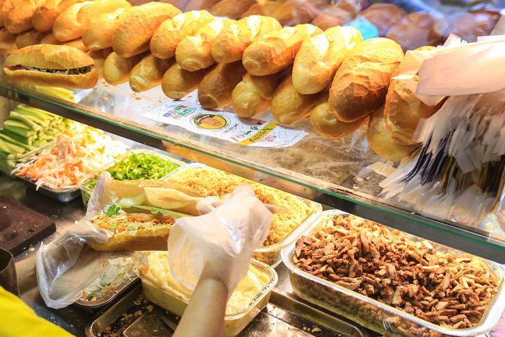 Quầy bánh mì đường phố thu hút khách du lịch quốc tế tại Việt Nam