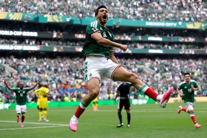 Raúl Jiménez ăn mừng bàn thắng thứ hai của Mexico vào lưới Nam Phi trong trận đấu mở màn World Cup