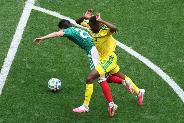 Yaya Sithole là cầu thủ đầu tiên bị truất quyền thi đấu sau khi phạm lỗi với Brian Gutierrez