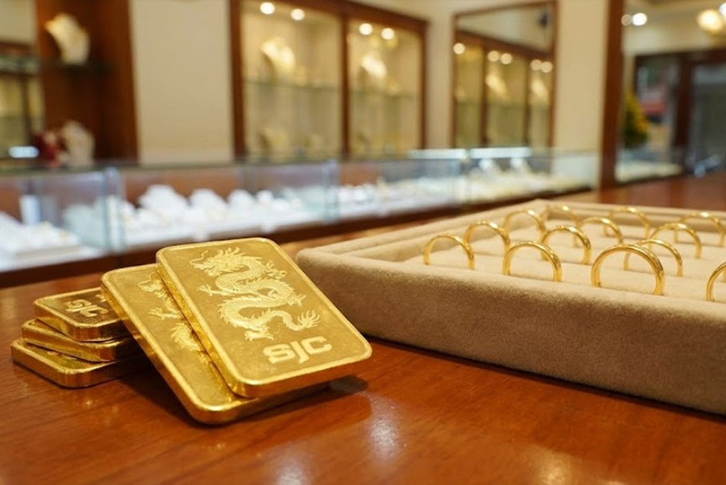 Giá vàng thế giới tăng vọt, trong nước duy trì ở vùng cao